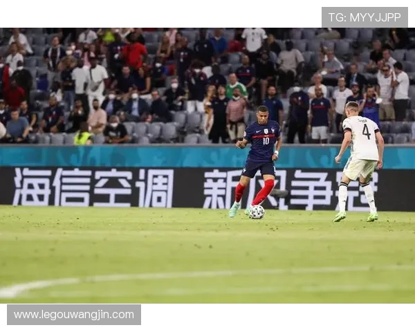 淮安南京德比现争议铲球!激烈对抗下险酿乌龙 淮安南京德比现争议铲球!激烈对抗下险酿乌龙